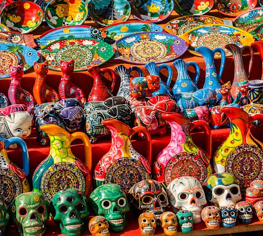 Des souvenirs en céramique colorés dans un marché mexicain