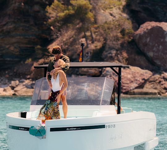 Huésped disfrutando de un yate en Cala