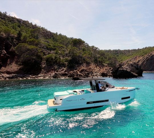Huésped disfrutando de un yate en Cala