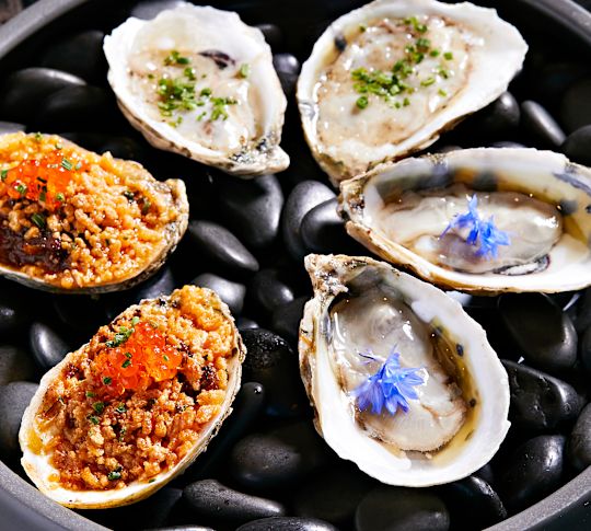 Ústřice na talíři v restauraci a baru Estuary