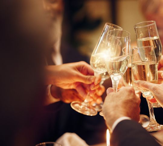 hosté toastují se šampaňským