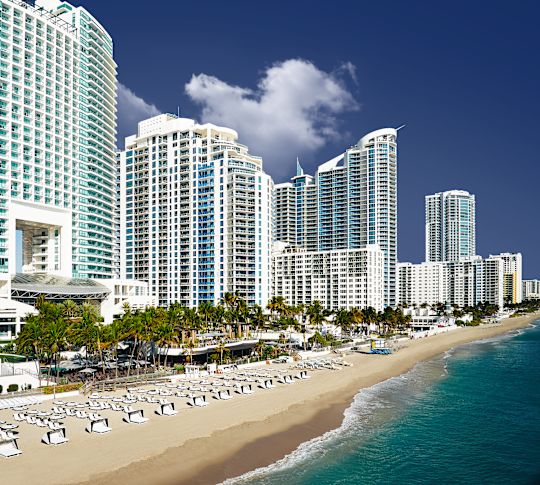 Vedere spre exterior și spre plajă a hotelului