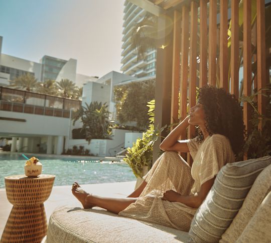 Femeie care se rătăcește într-o piscină Cabana