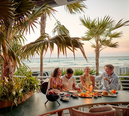 Cupluri luând masa la Playa Beach Bar and Grill by the Beach