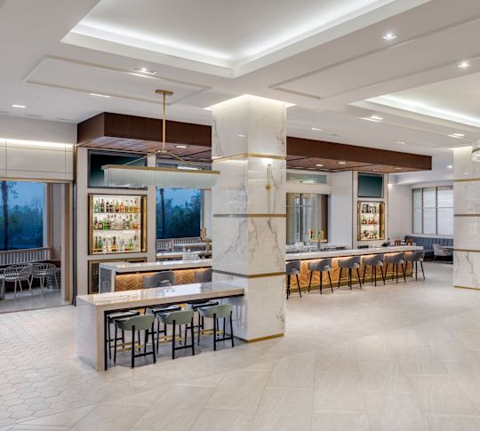 Vue du Myth Bar avec de grandes fenêtres