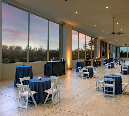 تجهيز شرفة على جانب الماء بطاولات مستديرة