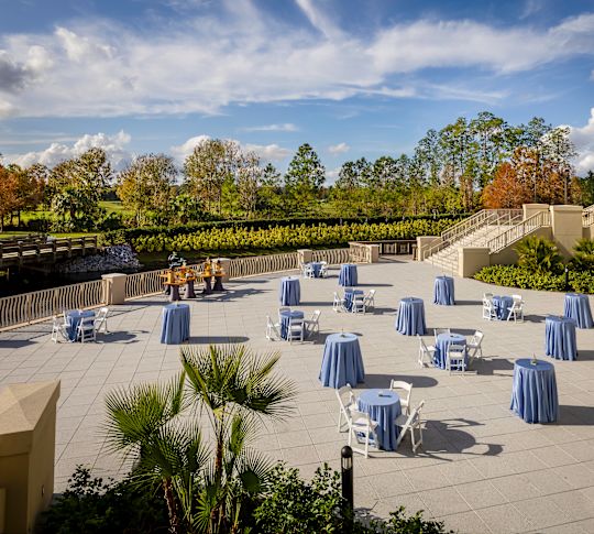 فناء على جانب الماء مهيأ لعقد اجتماع