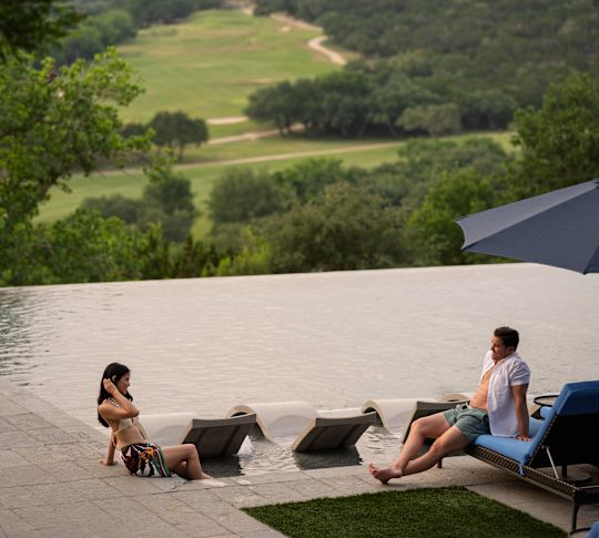 仅限成人使用的户外游泳池，可俯瞰高尔夫球场