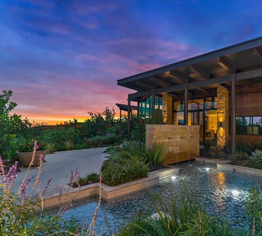 水疗中心正门水景