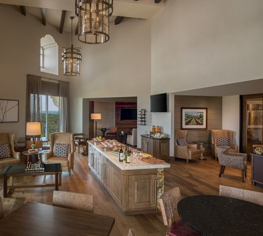 带桌椅的休息室