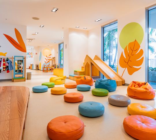 Tables assises à l'histoire du club pour enfants