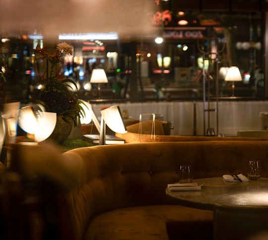 Große Sofas und runde Tische im Essbereich des Roca Restaurants