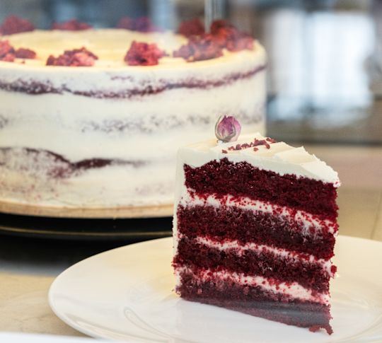 Ein Stück Schokoladenkuchen auf einem Teller in einem Restaurant