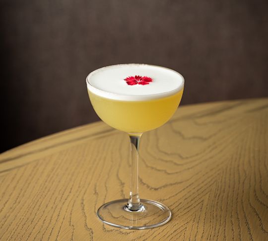 Коктейль за столом в ресторане в номере