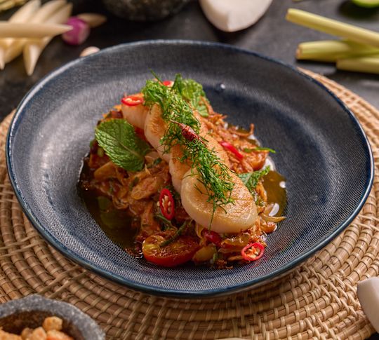 Фирменное блюдо из мяса на тарелке в ресторане Front Room