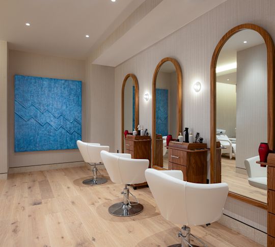 Sala de tratamento com cadeiras e espelhos