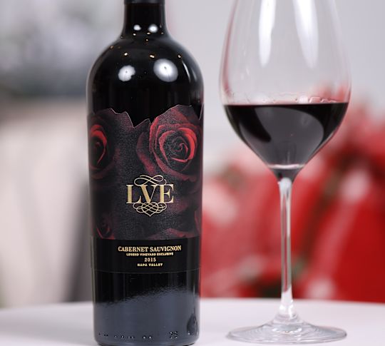 Bouteille de vin LVE et verre à vin avec vin