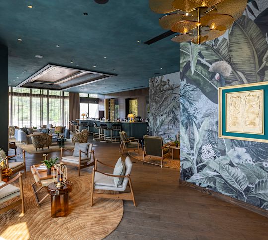 Entrée Peacock Alley avec fauteuils et menu au mur