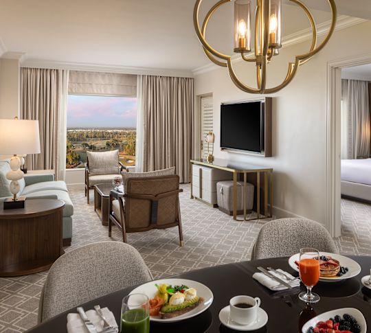 salon et coin repas d'une suite, vue de la fenêtre, service d'étage non compris dans la chambre