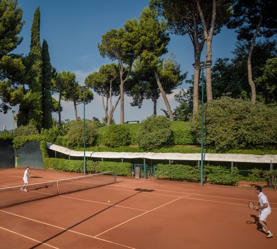 Campo da tennis con 2 giocatore