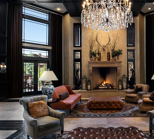 zonă de lounge în hol cu șemineu