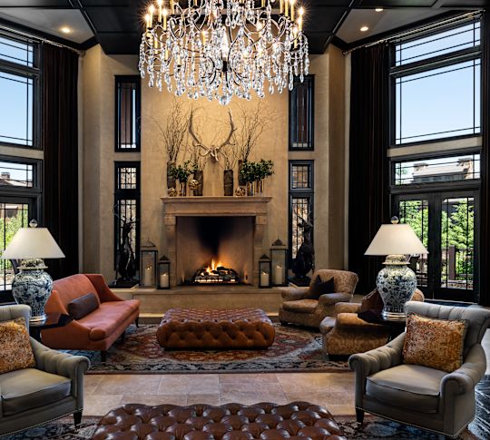 lobbylounge med öppen spis