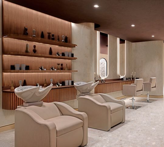 Friseursalon mit komfortablen Stühlen und Spiegeln