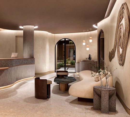 Empfangsbereich im Spa mit komfortablen Stühlen