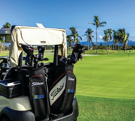 รถเข็นกอล์ฟพร้อมกระเป๋าและคลับ