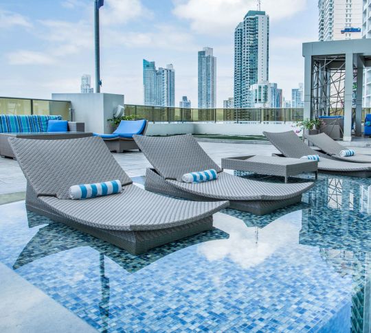 piscine extérieure et espace salon