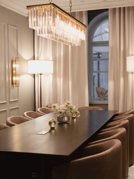 Sala de jantar Lilja com mesa longa cercada por cadeiras