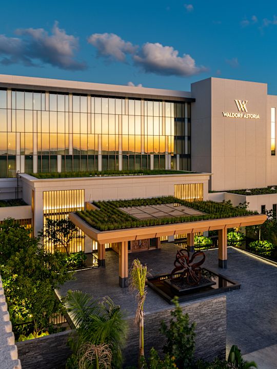 Außenansicht des Hotelgebäudes und des Innenhofs