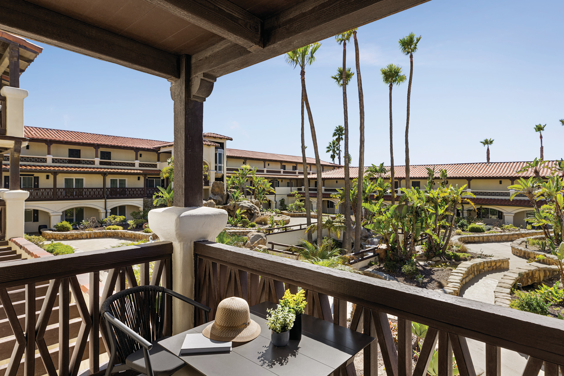 Las Vegas: Boda o Renovación de Votos en la Capilla de Graceland |  GetYourGuide, image size:1920x1280