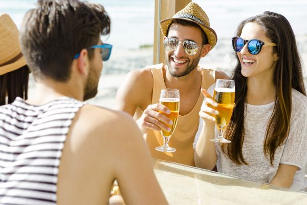 Zing beach bar customers with drinks
