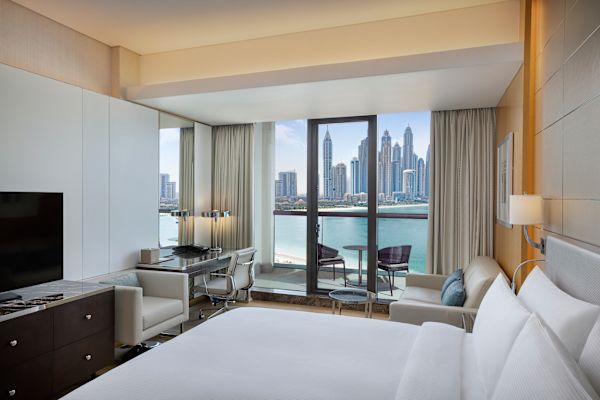Kingbedroom with TV and desk and marina view