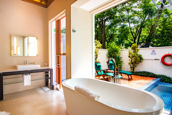 Bathtub in Suite with pool Area