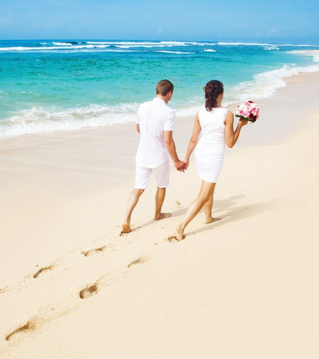 Pasangan pernikahan di pantai
