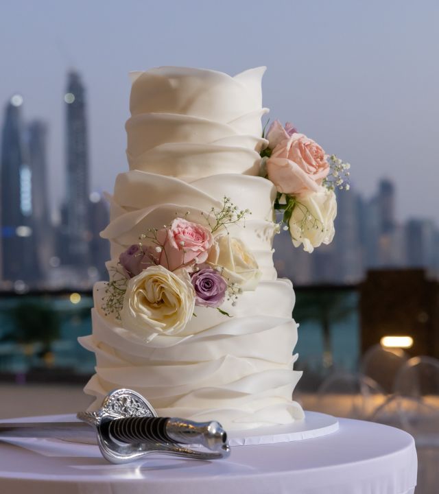 Afbeelding van bruidstaart met stadsnachtlandschap op de achtergrond