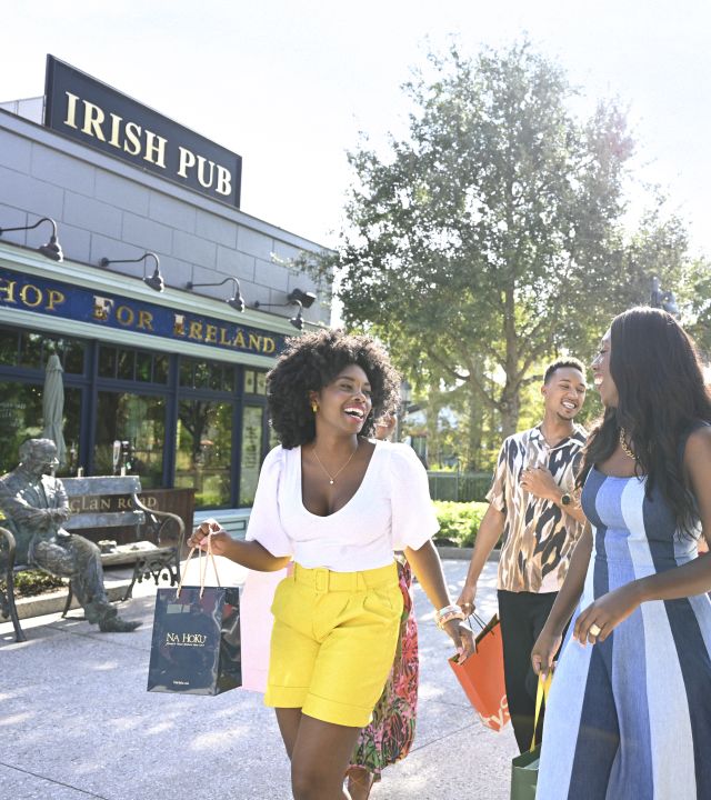 keluarga berjalan ke luar