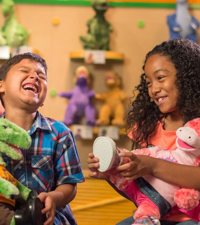 Laki-laki dan perempuan dengan mainan dino