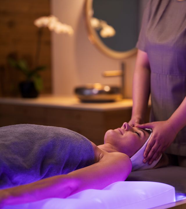 「エフォリア・スパ」のトリートメントルームでフェイシャルを楽しむ女性