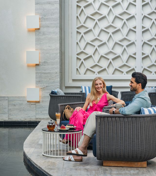 「オスモ・ラウンジ&バー」でドリンクを楽しむカップル