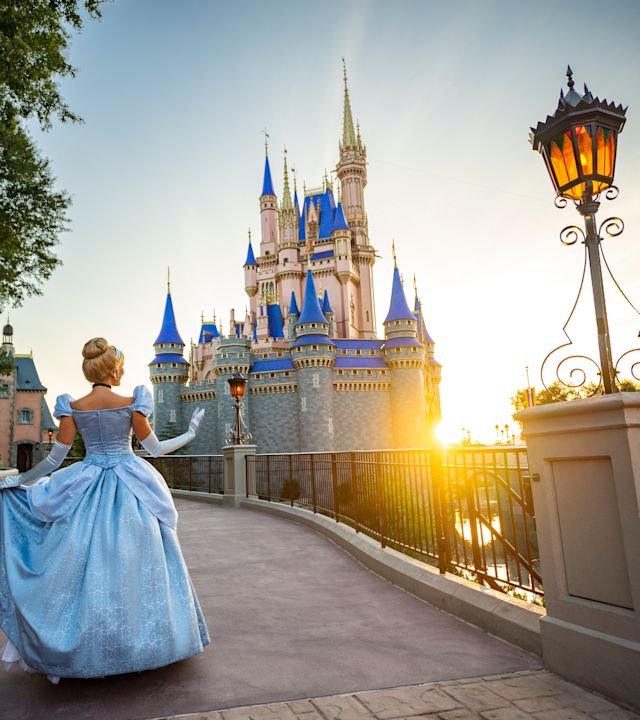 Cinderela Berjalan di Jembatan Menuju Kastel di Disney World