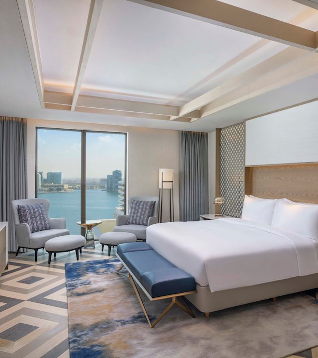 ベッドと椅子を備えたプレジデンシャルマスタースイート