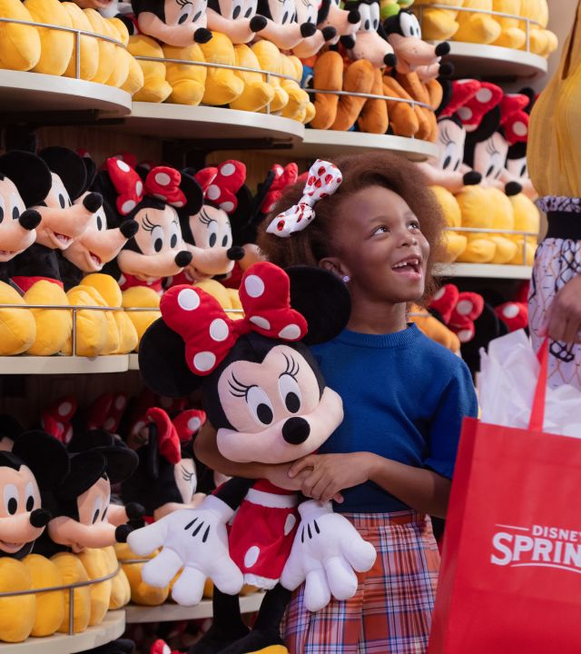 Gadis dengan mainan Disney