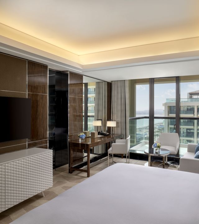 Kamer in Royal suite met bureau en aan de muur bevestigde tv