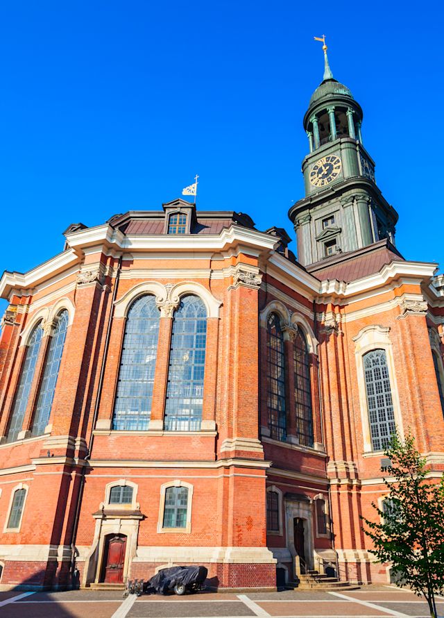 Úhlový záběr na budovu červených hodin