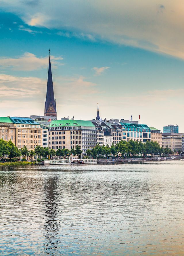 Širokoúhlý snímek hamburského nábřeží s různými budovami na řece a dvěma vločkami v řece