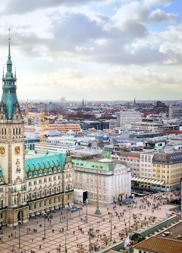 Snímek náměstí s budovou hodinové věže