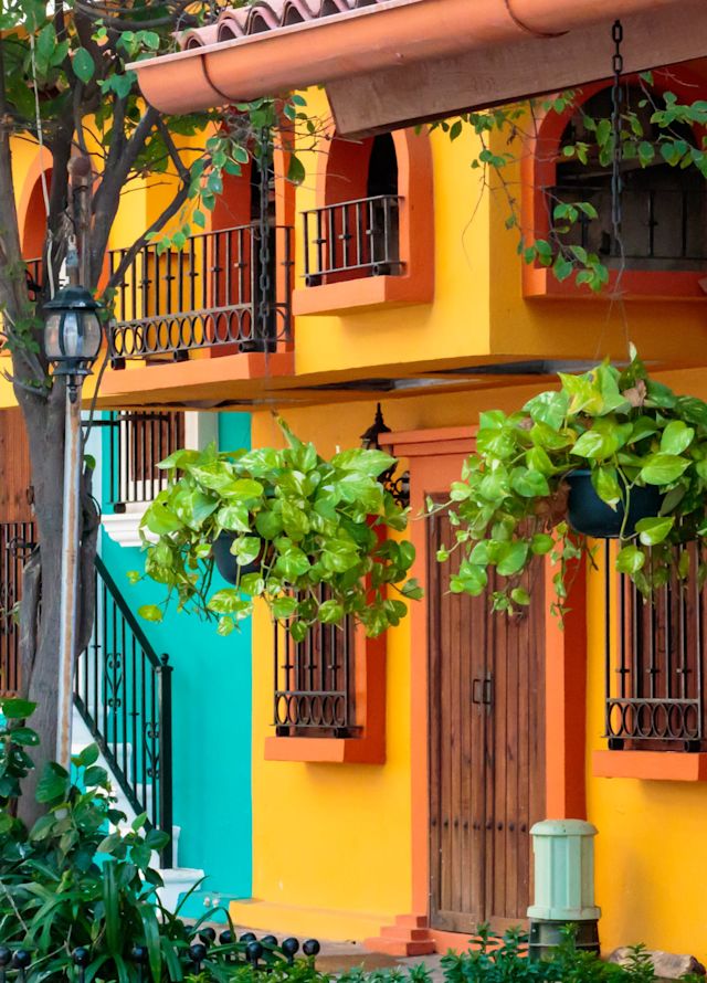 Außenansicht der hell bemalten Häuser